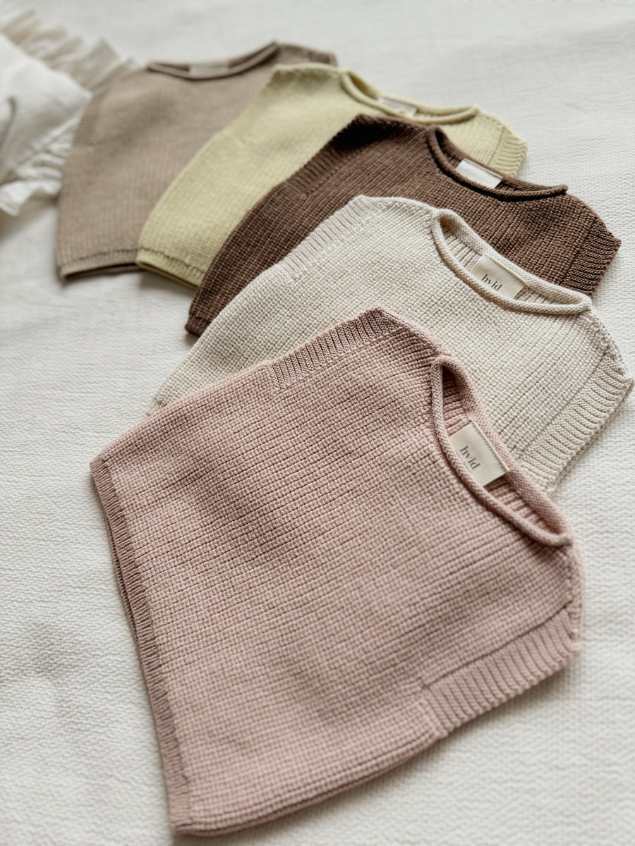 Hvid - vest harvey - baby spencer - mocha - light yellow - apricot - cream - sand - wol - aiandmi - www.aiandmi.com1