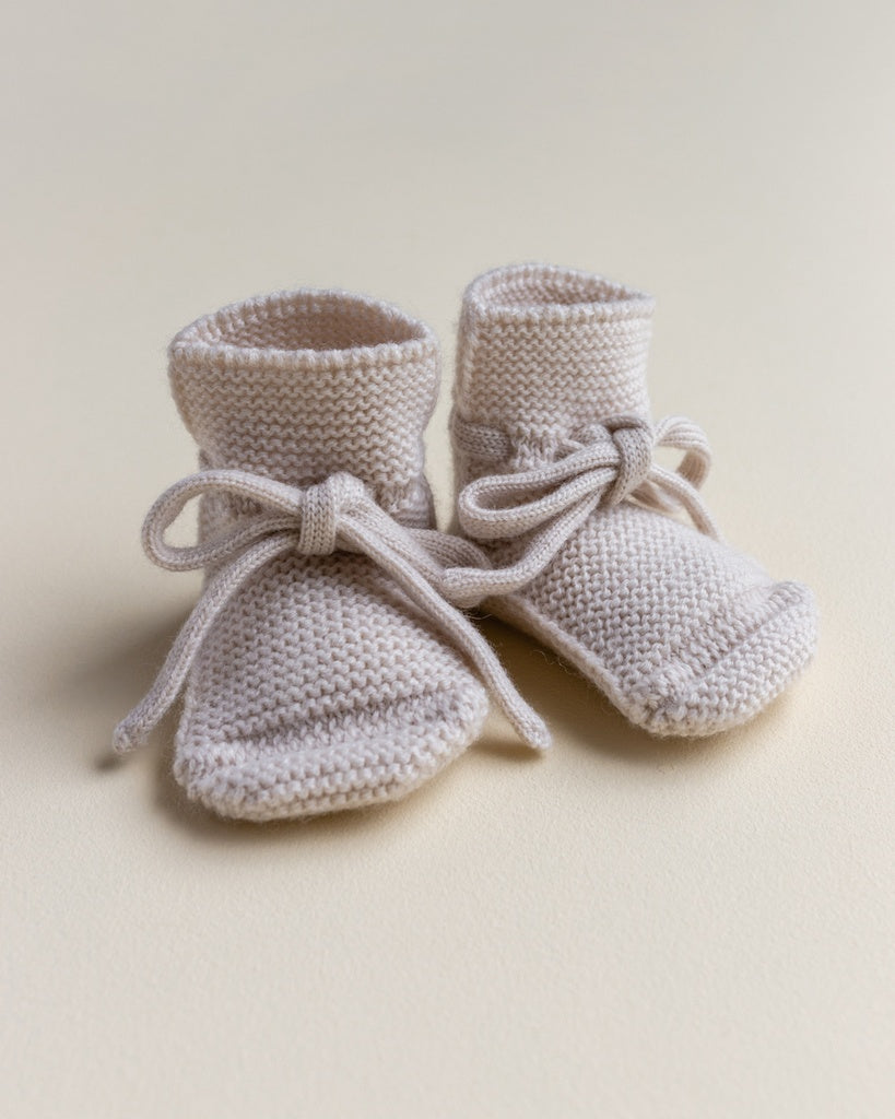 offwhite-hvid-baby-slofjes-booties-oat-sand-babysokjesmetstrikje-aiandmi1