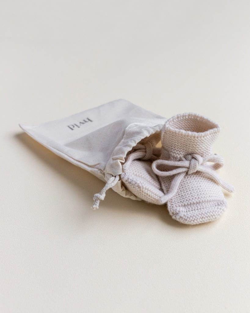 offwhite-hvid-baby-slofjes-booties-oat-sand-babysokjesmetstrikje-aiandmi1