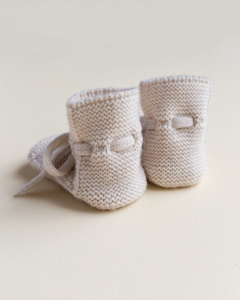 offwhite-hvid-baby-slofjes-booties-oat-sand-babysokjesmetstrikje-aiandmi1