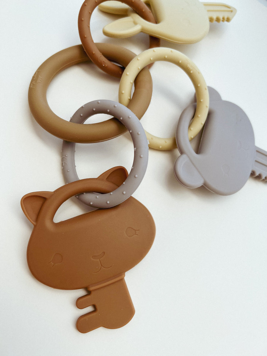 Kongesslojd-activiteitenring-sleutels-blush-caramel-beige-doorkomende-tandjes-bijtspeeltje-aiandmi