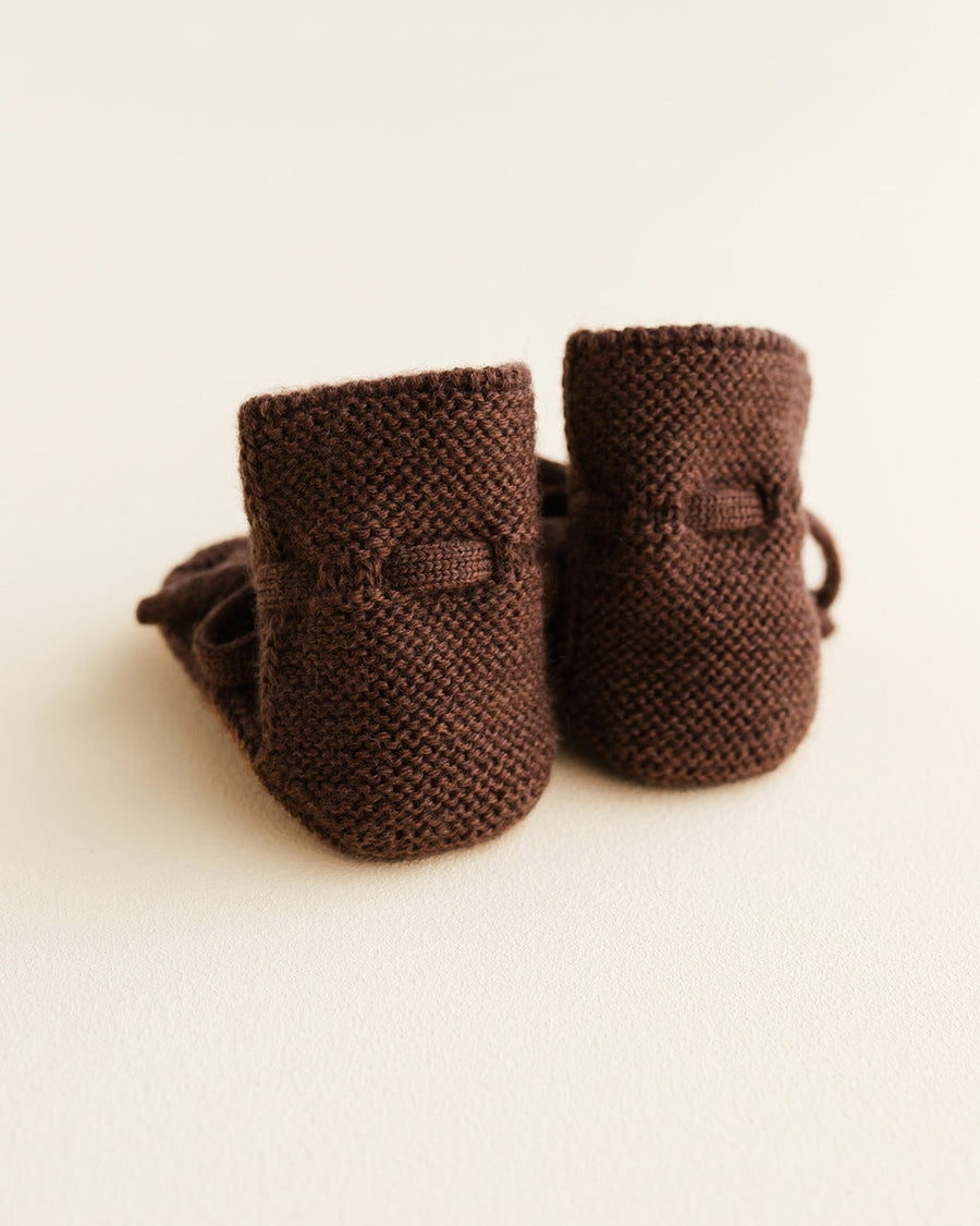 Hvid - booties - wool baby socks - dark brown