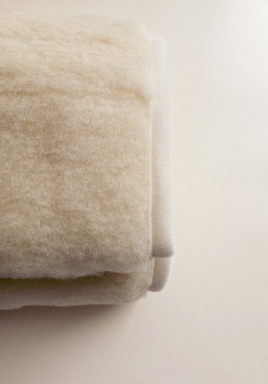 ALWERO Jouw kindje blijft lekker warm tijdens de slaapjes doordat dit matrasbeschermer is gemaakt van 100% wol. Het beschermt tegen vuil en vocht en zorgt voor een luchtcirculatie die de slaapkwaliteit bevordert.   Maatvoering 120 x 60 cm.